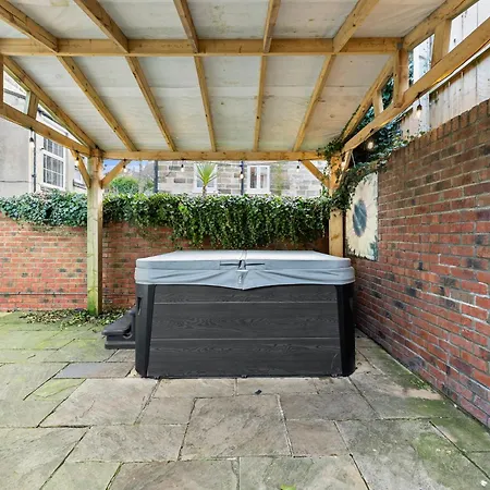 Artists Abode In - Hot Tub Holiday home Whitby