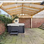 Artists Abode In - Hot Tub Whitby