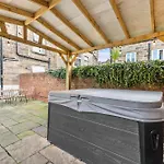 Artists Abode In - Hot Tub *