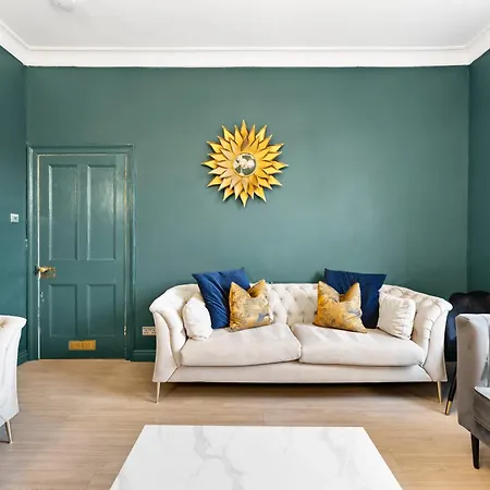 Artists Abode In - Hot Tub